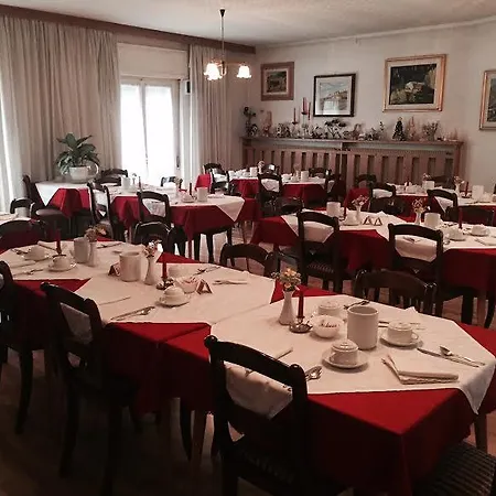 Hotel Garni Hirsch Canazei